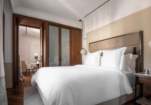 Letto o letti in una camera di San Domenico Palace, Taormina, A Four Seasons Hotel