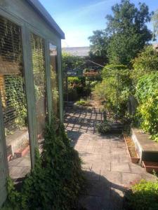een terras met uitzicht op een tuin bij 15 Comfort House 2 bed townhouse with parking in Scunthorpe