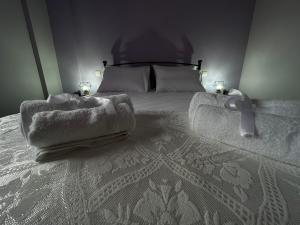 Säng eller sängar i ett rum på Katelia's Apartments