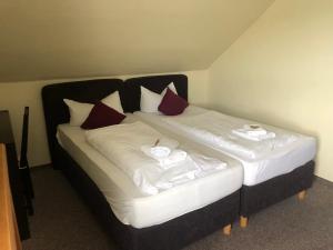 Postel nebo postele na pokoji v ubytování Hotel Gasthof am Waldeck
