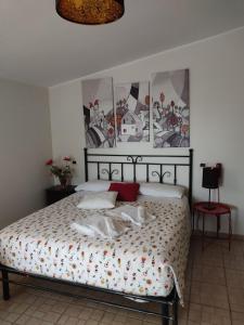 Supramurgia Agribistrot في كاسانو ديلي مورجي: غرفة نوم مع سرير كبير مع ملصق على الحائط