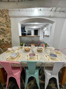 una mesa con platos y cuencos encima en Tinoquero VTAR, en Fuenteheridos
