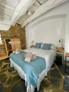 een slaapkamer met een bed met handdoeken erop bij Tinoquero VTAR in Fuenteheridos