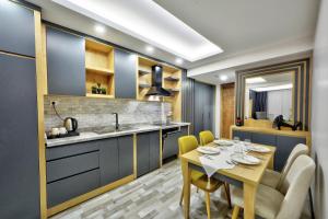North Blue Life في إسطنبول: مطبخ وغرفة طعام مع طاولة وكراسي