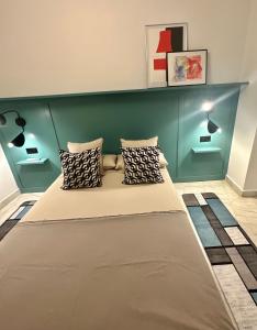 セビリアにあるDuplex centro Sevillaのベッドルーム1室(緑のヘッドボード付きの大型ベッド1台付)