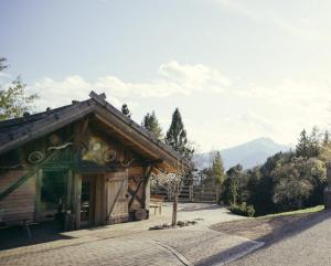 a small building with a mountain in the background at Obertimpflerhof Wohnung Lola in Verano