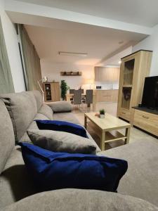una sala de estar con 2 sofás con almohadas azules en Piso de diseño Elche, en Elche