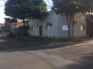 a small white building on the corner of a street at Casa centrica! in Artigas