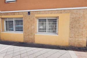 two windows on the side of a building at Piso de diseño Elche in Elche