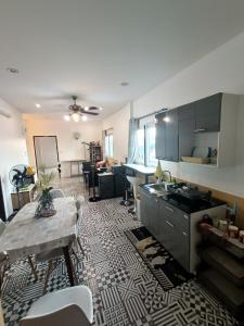مطبخ أو مطبخ صغير في Merit Courtyard Suvarnabhumi House