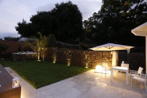 ヴィアグランデにあるViscalori Homesの庭園(パラソル、テーブル、椅子付)