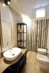 ヴィアグランデにあるViscalori Homesの洗面台とトイレ付きのバスルーム