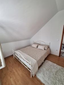 En eller flere senge i et værelse på Villa Zora