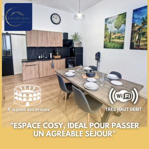 comedor con mesa grande y sillas en Nimes: Appartement l'Auguste Centre-Ville., en Nimes