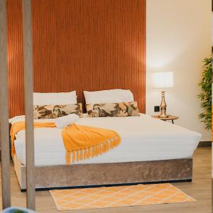 Un dormitorio con una cama grande con una manta. en منتجع كالوتارا en Banī Ma‘n