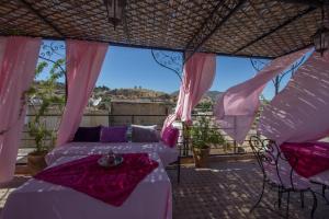- une terrasse avec 2 lits, une table et des chaises dans l'établissement Riad Sanaa Rose, à Fès