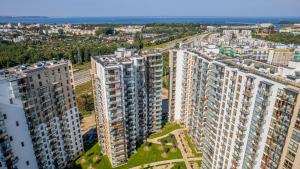 z góry widok na miasto z wysokimi budynkami w obiekcie Sucha 39 Apartments Nowa Letnica by Renters w Gdańsku