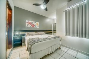 una camera con letto e ventilatore a soffitto di Hotel Pousada Da Sereia a Maceió