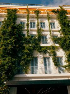 een gebouw met klimop aan de zijkant bij Rooms Hotel Batumi in Batoemi