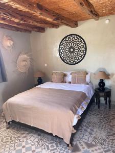 1 dormitorio con 1 cama grande y 2 lámparas en Villa Des Arganiers en Essaouira