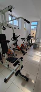 un gimnasio con varias bicicletas estáticas en una habitación en Moderno departamento en Palermo en Buenos Aires