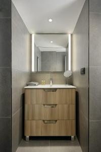 een badkamer met een wastafel en een spiegel bij Ginger in Labin - Istrien in Labin