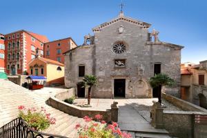 拉賓的住宿－Ginger in Labin - Istrien，一座花卉城市的古老石头教堂