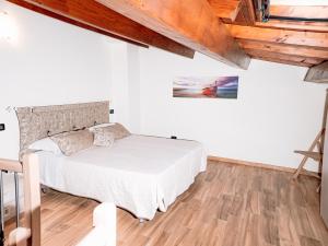 1 dormitorio con 1 cama y suelo de madera en A Casa Mia B&B, en Barisciano