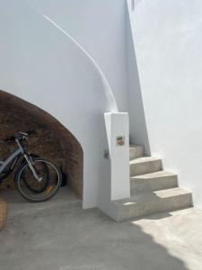 una bicicletta è parcheggiata accanto a una scala di Grândola Suites - Suite Loft a Grândola