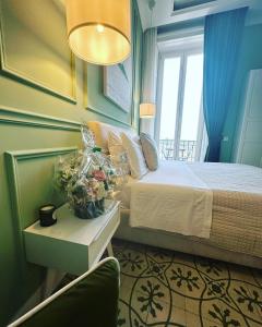 - une petite chambre avec un lit et une fenêtre dans l'établissement Domus Capodimonte, à Naples