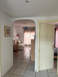 uma sala de estar com uma porta que leva a uma sala de estar em Ático junto al Mar,Acceso directo a la playa,Jardines de Nuevo Vera,WIFI em Vera