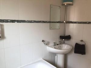 un bagno bianco con lavandino e vasca di Greyfriar House a Brumby
