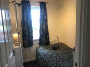 a bedroom with a bed and a window at Greyfriar House in Brumby