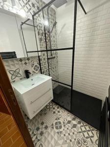een badkamer met een wastafel en een douche bij Lilaubaoli in Valdeblore