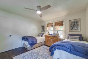 Lubbock Rental Home Near Texas Tech University! في لوبوك: غرفة نوم بسريرين ومروحة سقف
