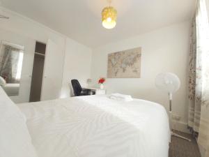 Un pat sau paturi într-o cameră la London Oldbury house rooms