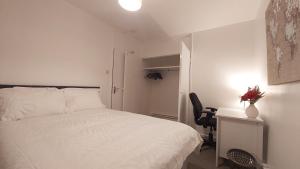 Un pat sau paturi într-o cameră la London Oldbury house rooms