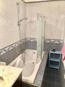 Ένα μπάνιο στο Magalas Top Apartment +67 φωτογραφίες