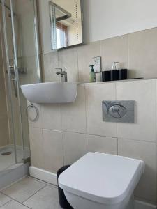 Ένα μπάνιο στο Contemporary Haven: 4-Bed House in Dagenham +40 φωτογραφίες