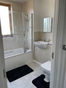 Ένα μπάνιο στο Contemporary Haven: 4-Bed House in Dagenham