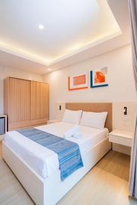 - une chambre avec un grand lit blanc dans l'établissement KLM Condotel, à Ángeles
