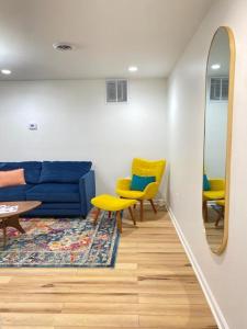 ein Wohnzimmer mit einem blauen Sofa und gelben Stühlen in der Unterkunft The Harding The Archive Lofts in Marion