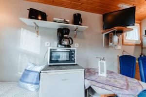 a laptop sitting on top of a table in a caravan at Tinyhouse auf dem Sonnenhang in Osterode