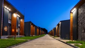 un largo callejón con luces en los lados de los edificios en Kass Diamond Resort, en Tsalka