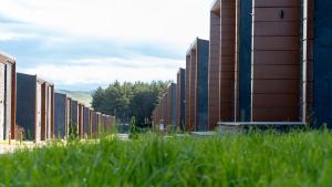 una fila de edificios altos con hierba en primer plano en Kass Diamond Resort en Tsalka
