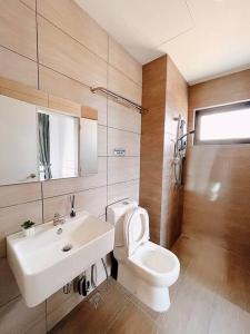 a bathroom with a white toilet and a sink at 2room@Banting/Rimbayu/Shah Alam/Splash Mania/Puchong in Teluk Panglima Garang