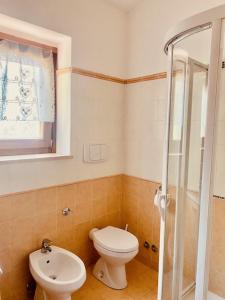 een badkamer met een toilet en een wastafel bij Casetta Gianni&Bea in Rocca di Cambio