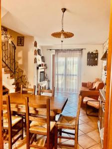 una sala da pranzo con tavolo e sedie e un soggiorno di Casetta Gianni&Bea a Rocca di Cambio