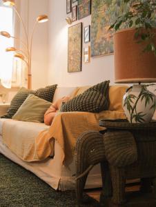 salon z kanapą z poduszkami w obiekcie Moneglia Beach Downtown w mieście Moneglia