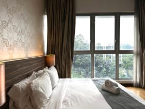 1 dormitorio con 1 cama y ventana grande en KL city 2 room in Regalia suites @ KLCC view infinity pool en Kuala Lumpur
